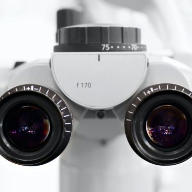 Лечение под микроскопом в Inwhite Medical