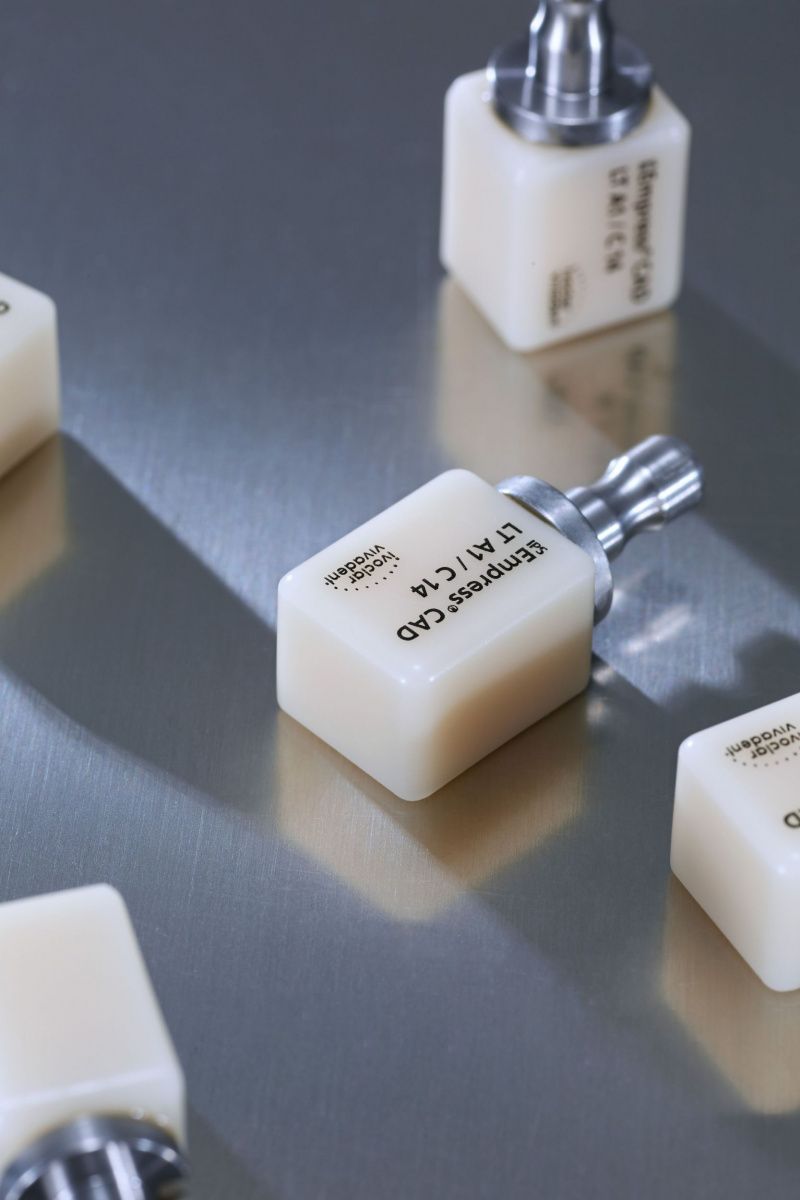 Восстановление зуба керамической коронкой